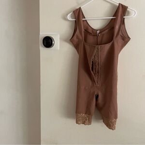 Lip illusion brown one piece lace accent classic girdle women size Large